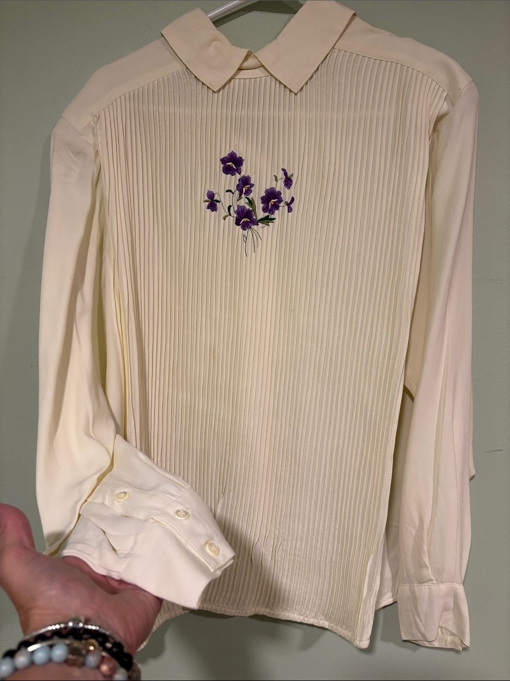 Herman Geist Vintage Women’s cream pleated long sleeve polo shirt buttoned back